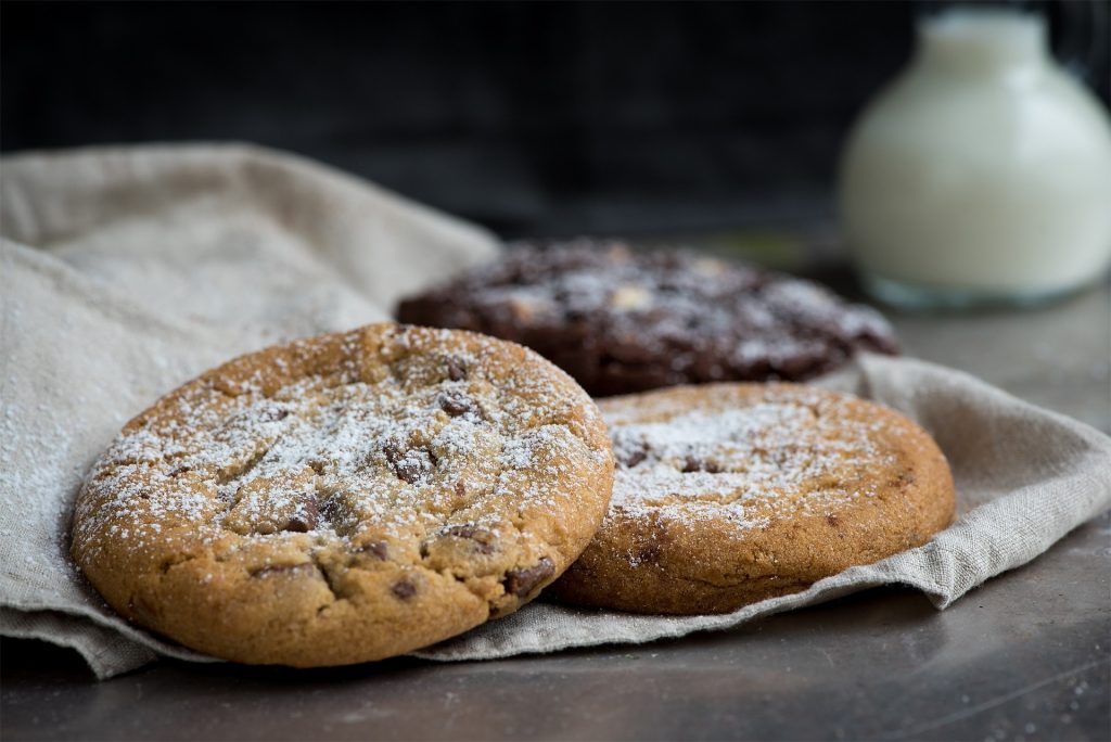 icing sugar on cookies